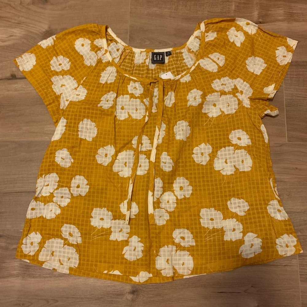 GAP women’s flowy top with floral design!